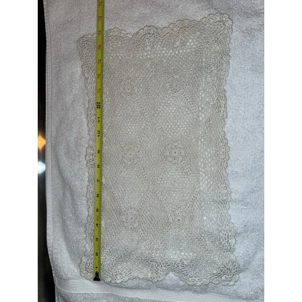 Vintage Dresser/Table Doilies Set Of 2.‎ Matching Set, White